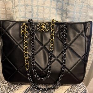 Elegant Black Quilted Shoulder Bag with Gold Chain